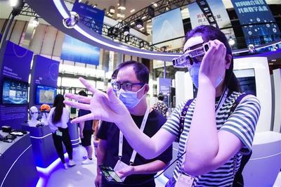 元宇宙展區 消費級AR眼鏡、孿生數字人、云蹦迪——探秘今年世界人工智能大會的沉浸式新應用